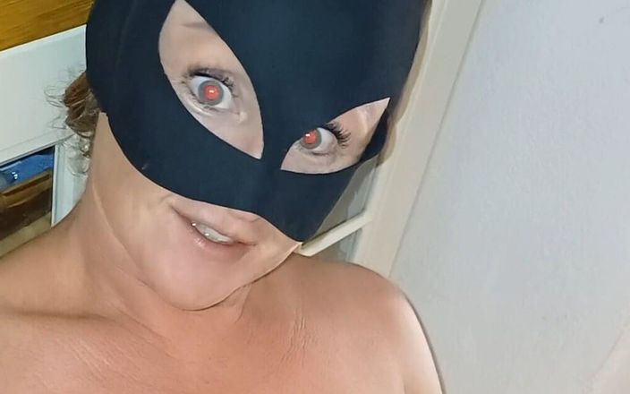 Sexy and masked: Она мастурбирует, но фантазирует о хуе.