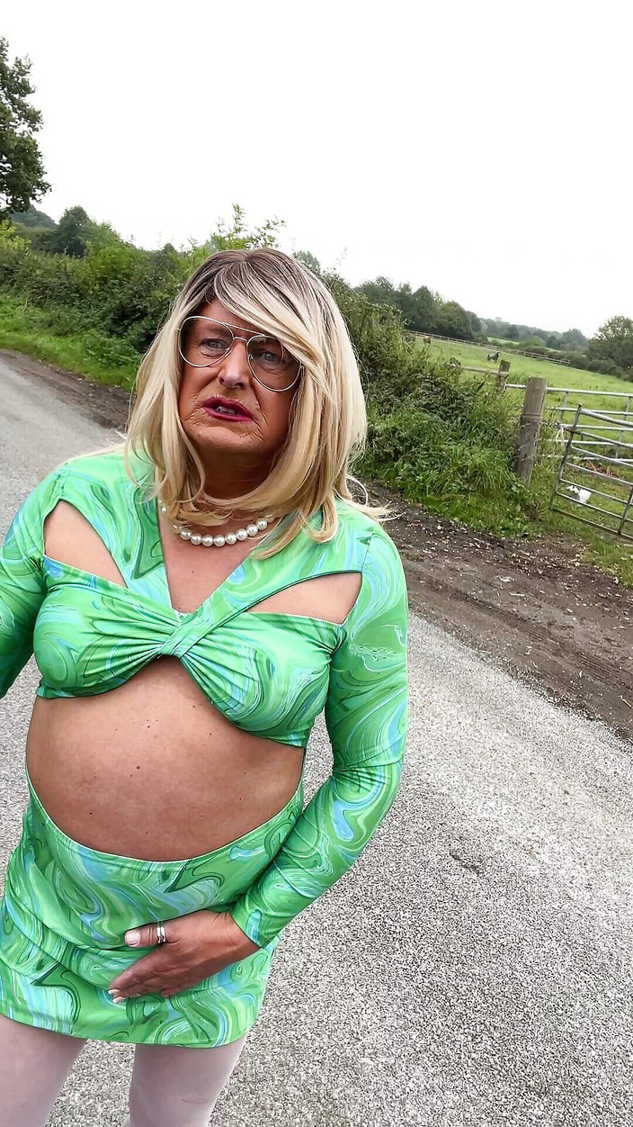Kellycd2022: Amatérský crossdresser Kellycd2022 sexy milfka z uličky v bílých punčochách...
