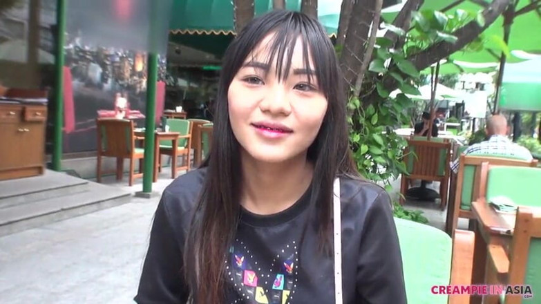 Creampie In Asia: Rambut hitam panjangnya kelihatan baik pada badan tunggangnya dengan begitu...