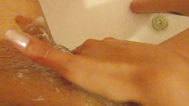 Cuteblonde666: Je lave ma grosse chatte poilue de clito