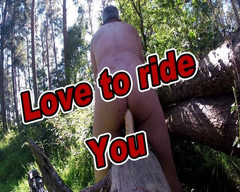 Andy: Reite auf einem Baumstamm im wald