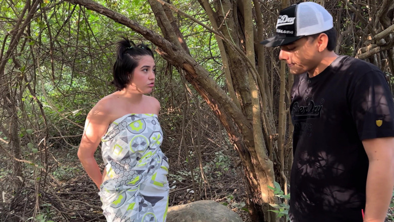 ManuelaAlvarez: O fată sexy pierdută în pădure ajunge futută de un străin...