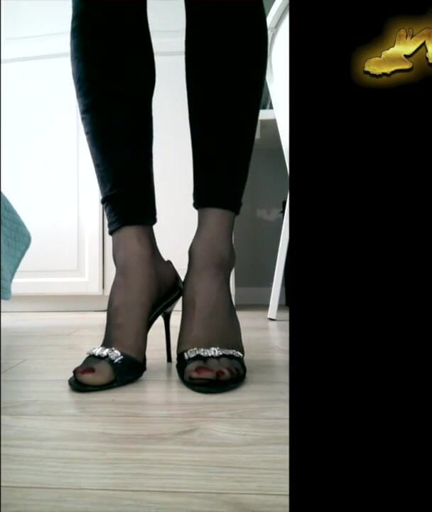 Trans and Cross-Dressers Feet: Sexy tranny feet in pantyhose