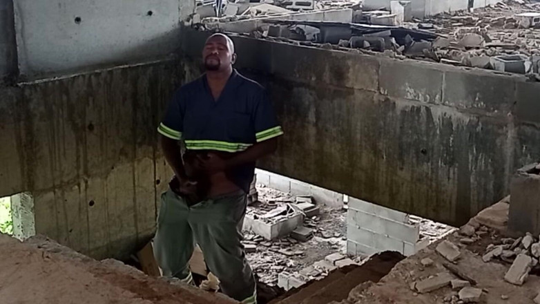 TheBlacKHunterr: Masturbarse en la construcción