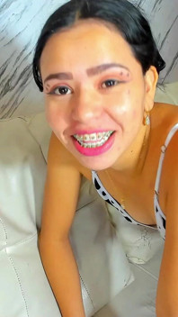 Geile blowjob-party in den hals von latina-mädchen an ihren college-freund