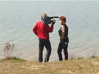 Lucky Cooch: Rossa matura intervistata all'aperto