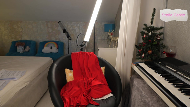 Stella Cardo: Ela insere os dedos dentro dela