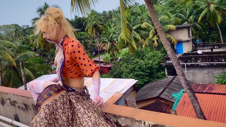 KiraFri: Tranny outdoor cumshot free hands
