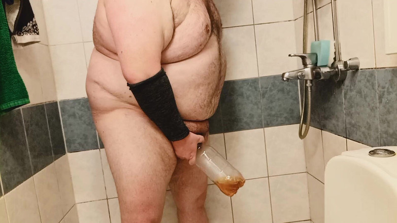 Big Pisser: Superchub Sigmamale mija em Botthe e se esfrega com urina.