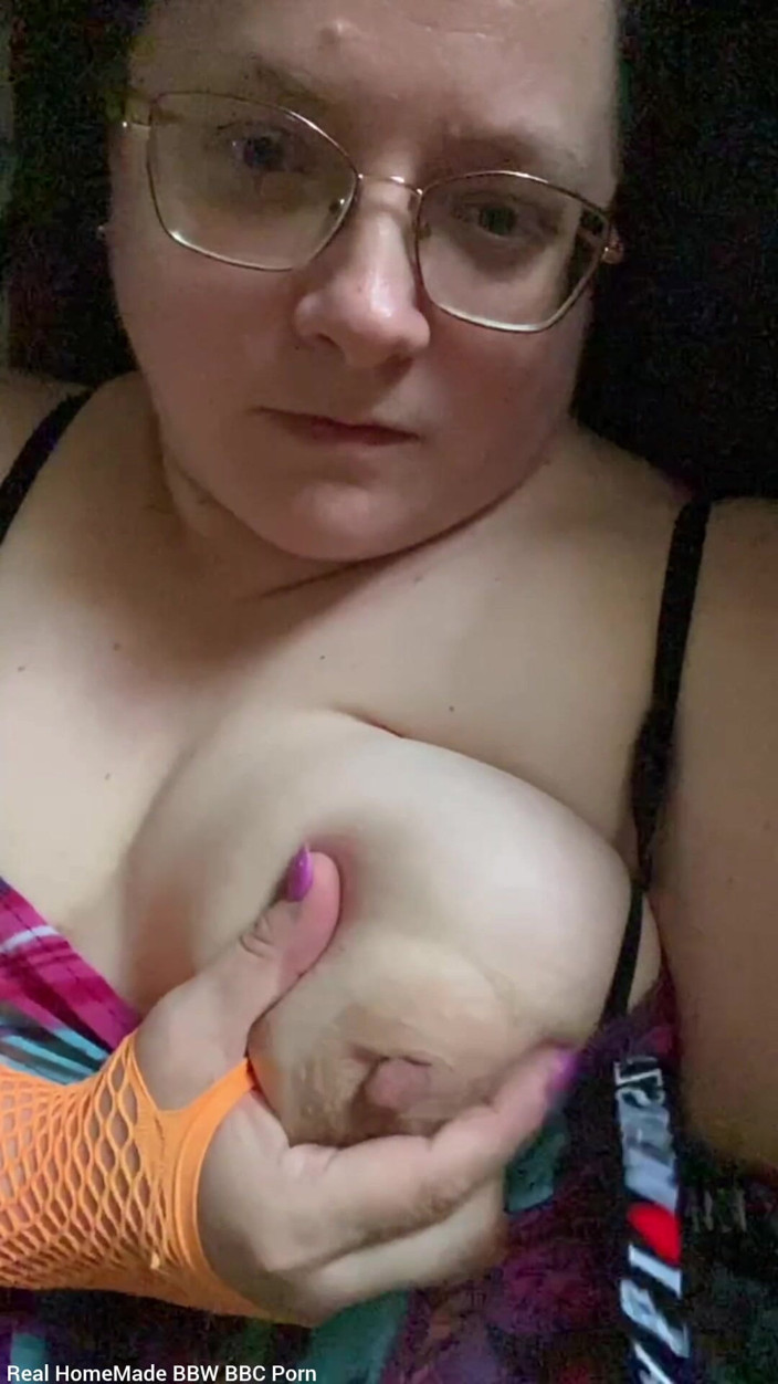 Real homemade BBW BBC porn: Дражнити тертям, стискаючи мої цицьки, скручуючи мої соски