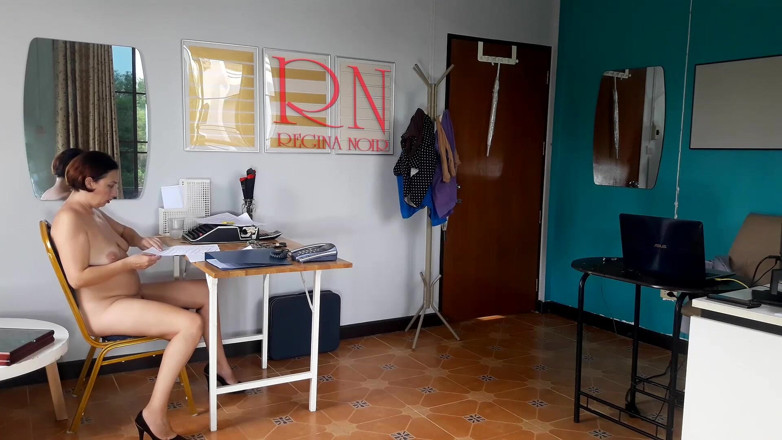Regina Noir: Nackte angestellte im büro