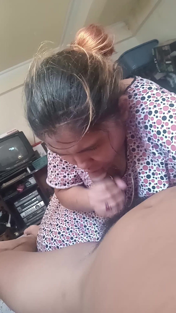 E-Alfa: Meine schwiegermutter lutscht meinen schwanz hinter dem rücken meiner ehefrau.