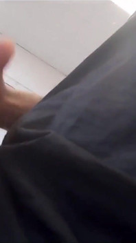 Dopo un caldo spogliarello sulla scrivania dell'insegnante, questo studente arrapato francese-asiatico si toglie il cazzo e si masturba