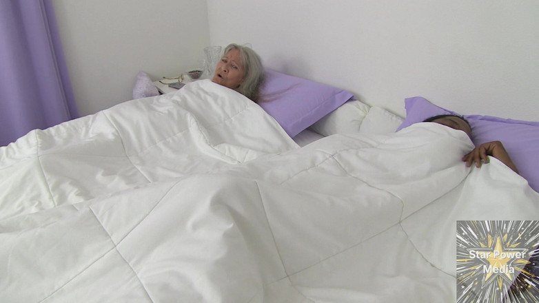 Savvy G: 大黑savy在朋友的地方抓住了房子保姆莱兰尼莱 - 火花变成热辣的遭遇