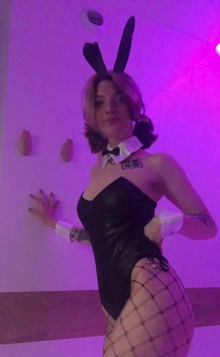 Soft Vulgar: În cele din urmă am primit costumul meu de iepuraș...