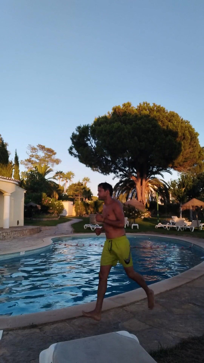 Boy top Amador: पूल के चारों ओर दौड़