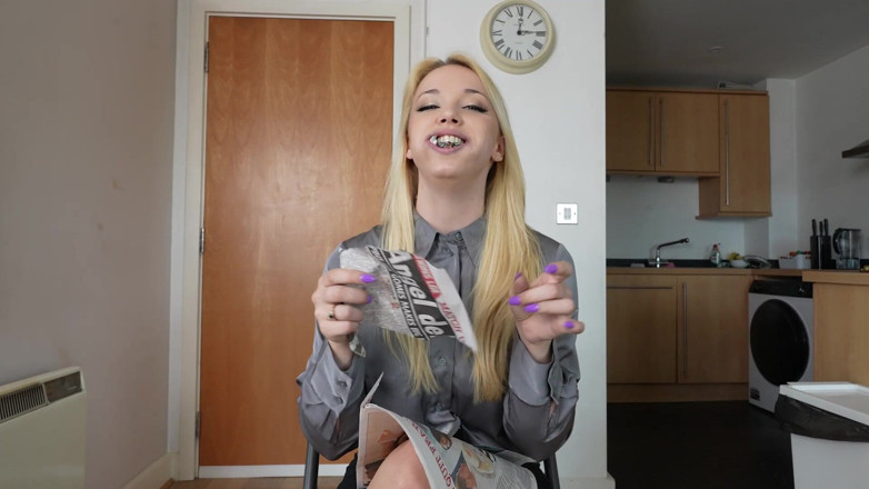 Latina Fetish: Lilmissyuk Sexy sekretářka Selfgags s novinovými roubíky! (fullhd)