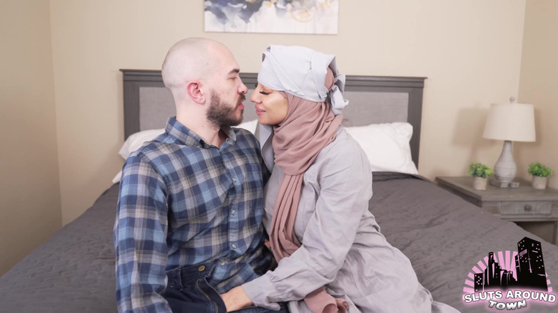 Sluts Around Town: Isteri Menteri Arab mengongkek pengawal peribadinya