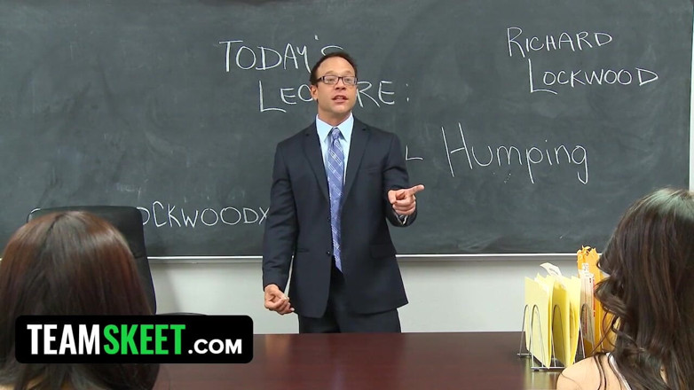 Team Skeet: Učitelka posedlá jedním z jeho panenských studentů