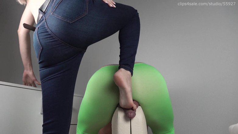 Homemade ballbusting: लंड कुचलने का खेल