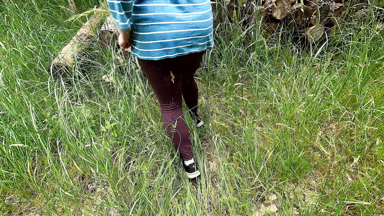 Bouncy Tits Action: Toket dan memek aduhai cewek ini ditampar di luar ruangan