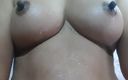 DesiXbhabhi: देसी हॉट पत्नी अपने स्तनों से खेल रही है और पुश बूब्स कर रही है