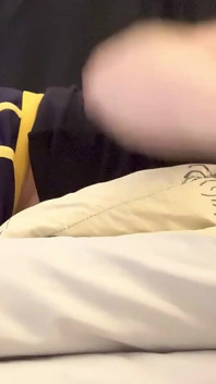 Cspot dostaje napaloną i ma głośny orgazm Oglądając porno na wkładkach dousznych