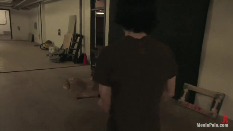 Men In Pain by Kink: ケイドのトレーニング、2日目