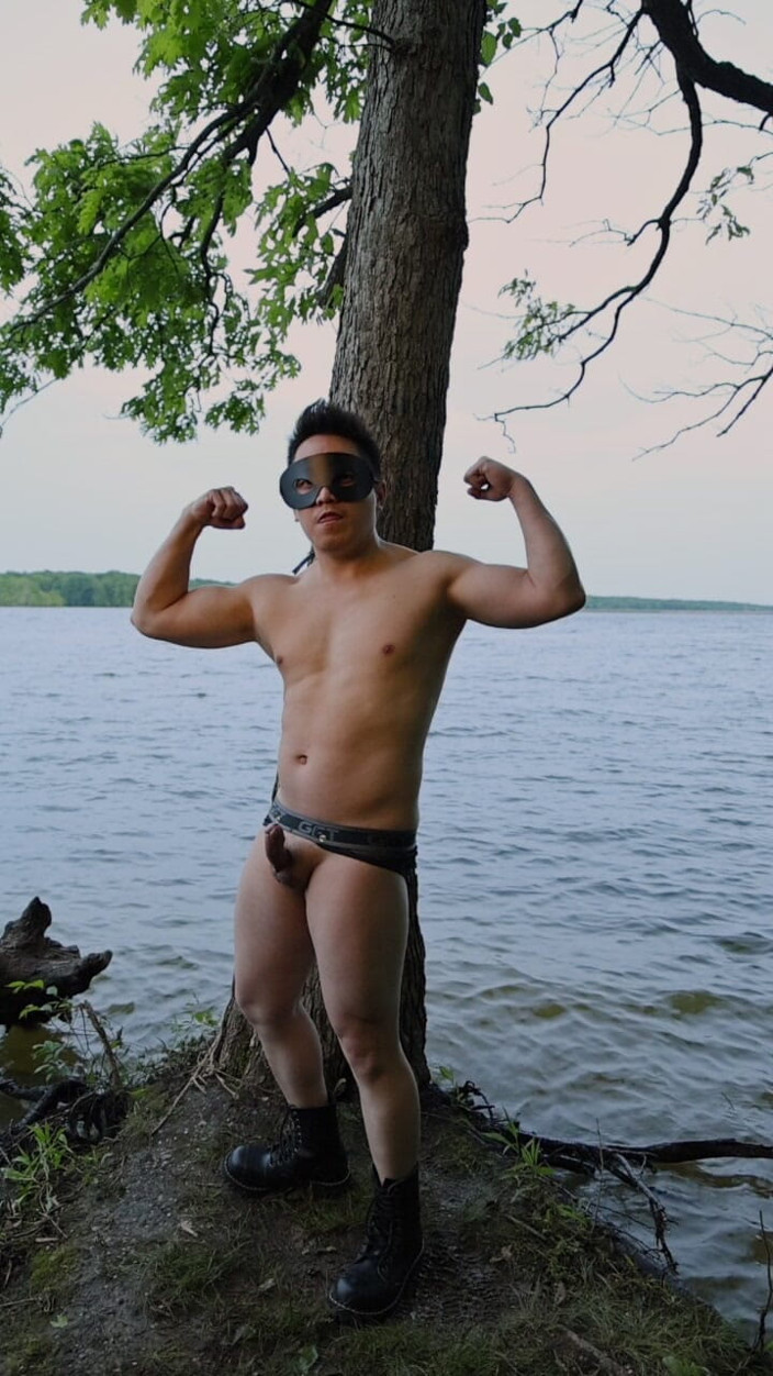 barenakedboy: Adoración muscular junto al lago flexionando mis biceps masivos, abdominales...