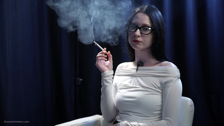 Russian Smokers: 흡연 유혹 - 흰색의 흥미로운 여자. 연속으로 2 레즈