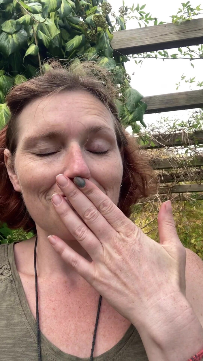 MistressWriggler: Oler mis dedos de coño apestosos en un jardín aislado, ¡sin...