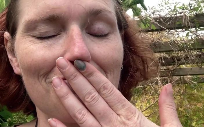 Rachel Wrigglers: Cheirando meus dedos fedorentos de buceta em um jardim isolado,...