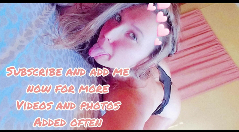 Gonna make you squirt: 我穿着我18f女仆的胸罩和内裤操了自己，然后把视频通过电子邮件发给了她