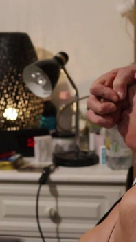 वह मेरे चेहरे पर वीर्य डालता है क्योंकि मैं Dildo.mp4 के साथ गले में गहरे तक लंड डालने का अभ्यास करता हूं