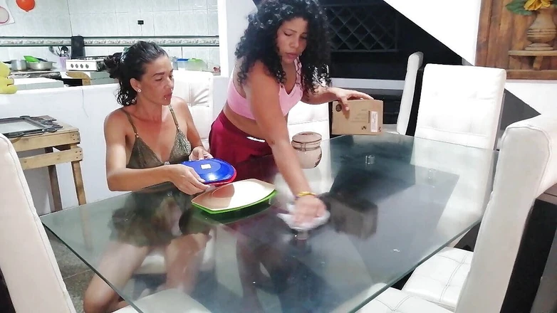 catalinagrande: Aiuto la mia sorellastra a pulire la sala da pranzo...