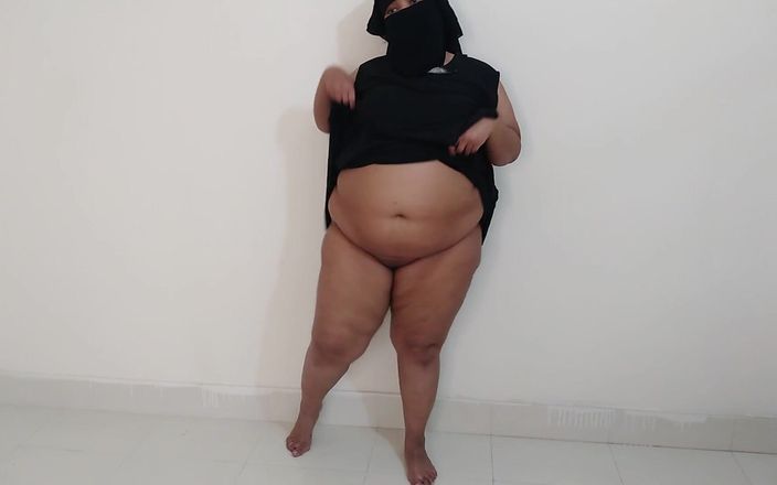 Aria Mia: Une étudiante bbw sexy de 18 ans trémousse ses gros seins et...