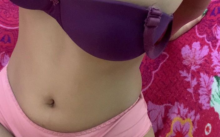Komal sexy studio: Una seduzione silenziosa catturata attraverso gli occhi e le labbra...