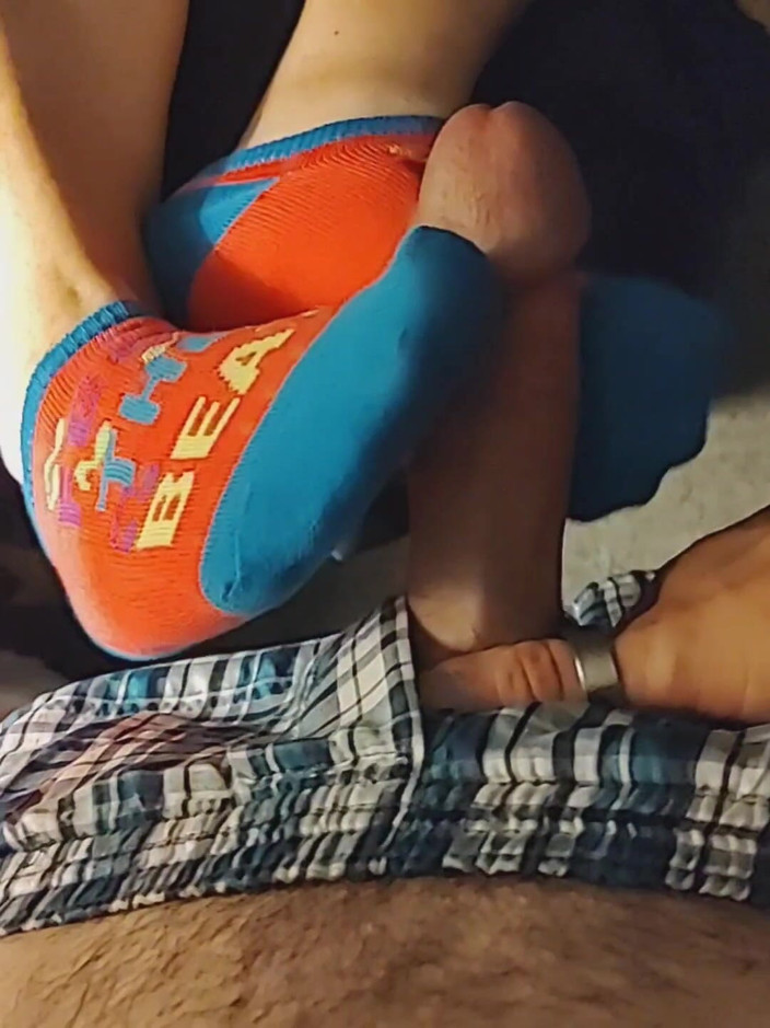 SocksAddict69: Горячая маленькая дрочка ногами - розовый и синий девушки, носка, дрочка - сперма на носках