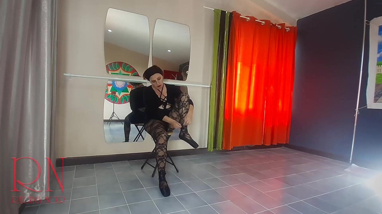 Regina Noir: Výprask zadku baleríny. Potrestejte špatnou tanečnici Reginy Noir. Učitelka nadvádí, šuká do...