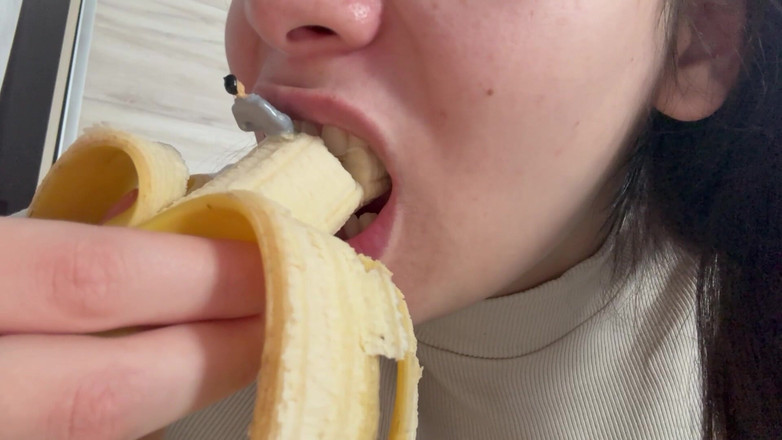 AmayaMori: Une belle-mère géante mange une banane mais voit