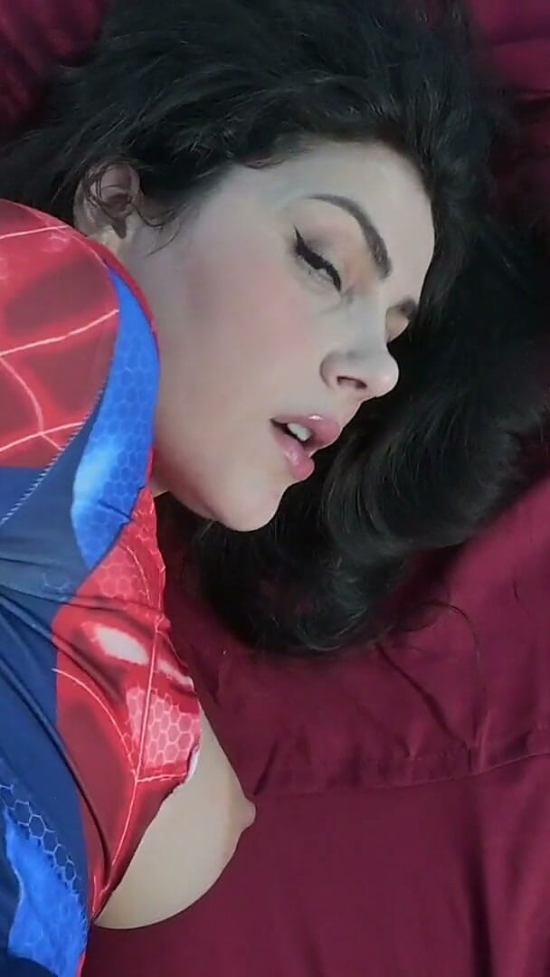 Valentina Nappi: สาวร่านแมงมุมอยู่ที่นี่เพื่อช่วยควยของคุณ!