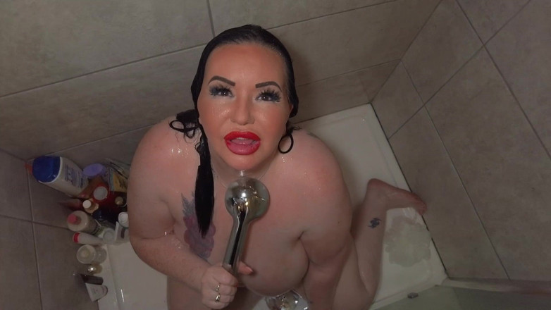 Mia MILF: शॉवर शूट चुदाई में बदल जाता है - कैमरा मैन शामिल होता है