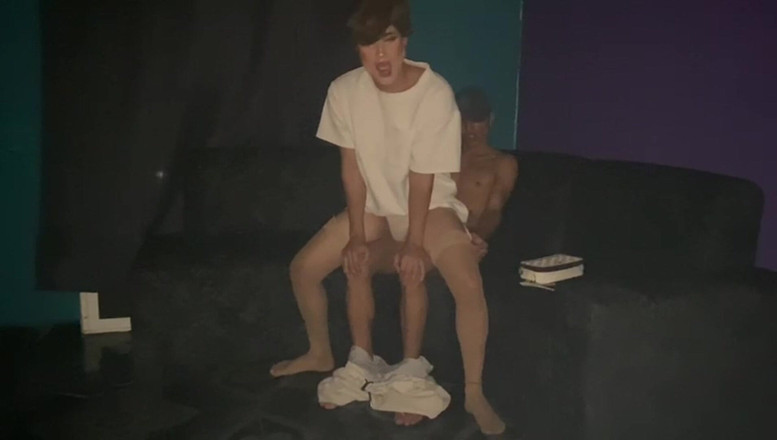 KenPrince: Femboy är ensam hemma och ringer mannen han träffade på Grindr