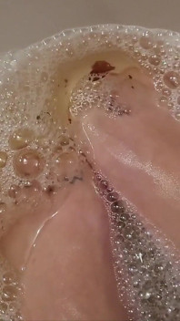 Aku lagi asik cuci kaki seksiku pakai kelopak bunga mawar dan jamu-jamu setelah kerja seharian!