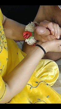Mehndi 晚上美丽的大鸡巴德瓦在 xvideos India 的婚礼上被热辣的印度性感人妻打手枪 xxx