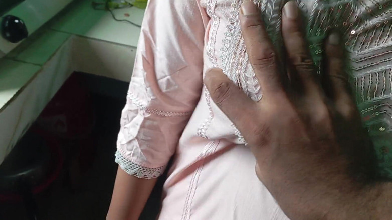 Sumahomesex: Pas getrouwde Bhabhi neukt haar eigen flat als haar man...