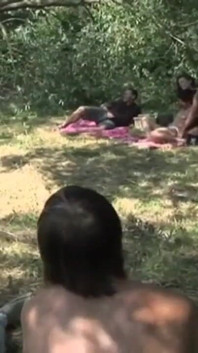 Van a hacer un picnic y encuentran a otros chicos dispuestos a follar con ellos