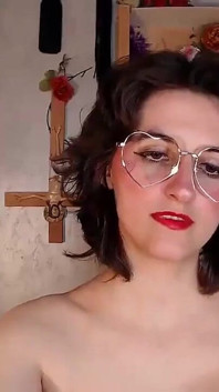 Camgirl bruna nerd che pende in camera da letto
