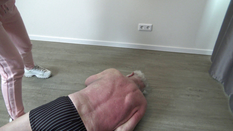 Femdom Austria: サディスティックの老奴隷、ホームヘルプ!