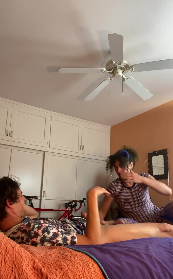 VibeWithMommy: Une maman excitée rentre à la maison après une soirée entre...
